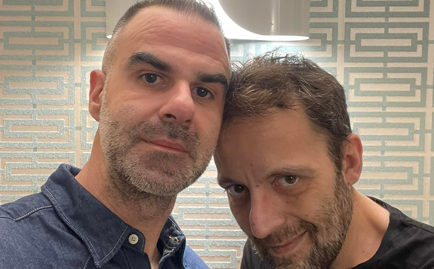 Η φωτογραφία του Αύγουστου Κορτώ με τον σύζυγό του – «20 χρόνια οικογένεια»