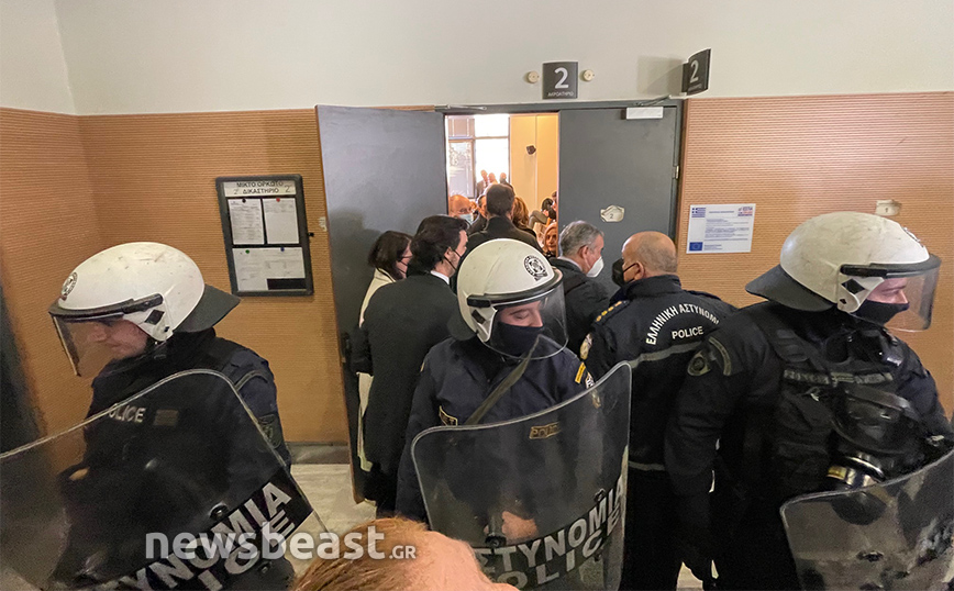 Ένταση στη δίκη για τη 12χρονη στον Κολωνό – Αποδοκιμασίες και συνθήματα κατά Μίχου και κατηγορούμενων