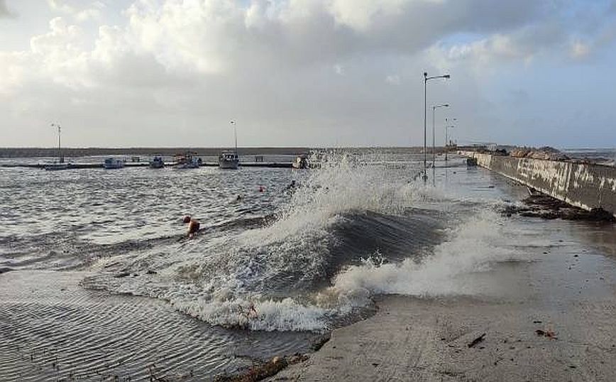 Τραγωδία στην Κυπαρισσία: Γυναίκα παρασύρθηκε από κύματα και πνίγηκε στο λιμάνι