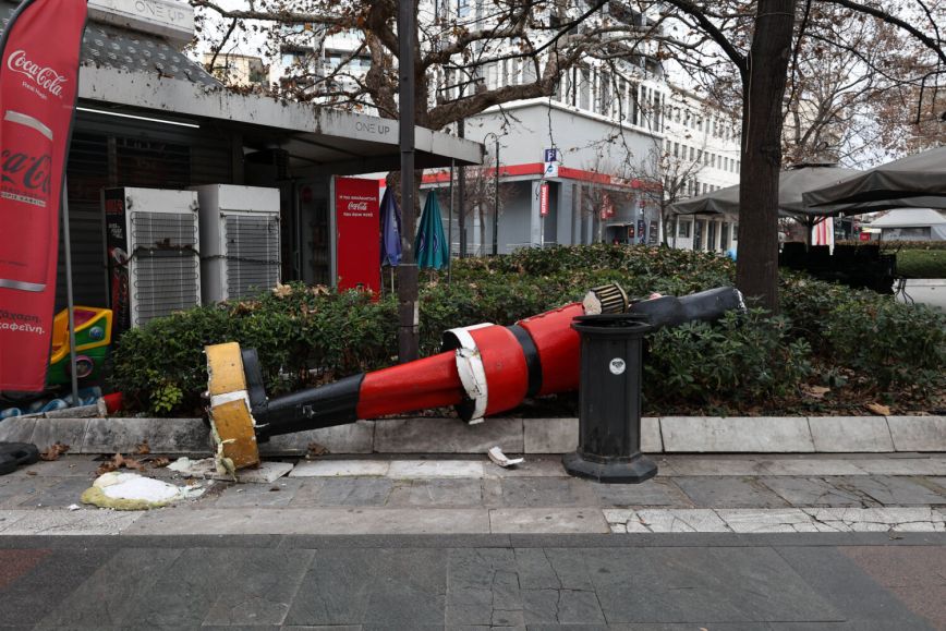 Εικόνες ντροπής στη Λάρισα – Άγνωστοι κατέστρεψαν τμήμα του χριστουγεννιάτικου στολισμού σε κεντρική πλατεία