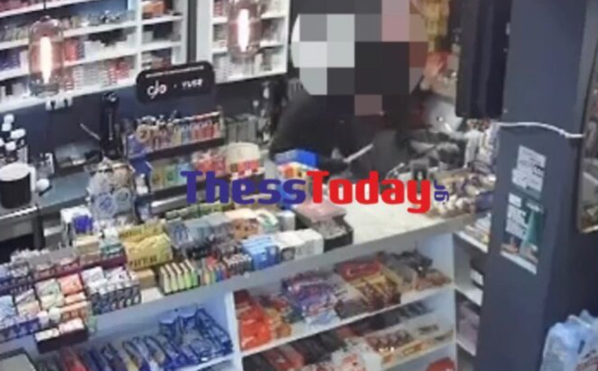 Βίντεο από ληστεία σε μίνι μάρκετ στη Θεσσαλονίκη – Απείλησε τον υπάλληλο, πήρε τα χρήματα και έγινε καπνός σε 30 δευτερόλεπτα