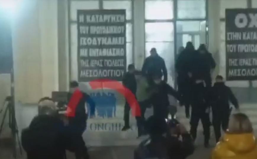 Μεσολόγγι: Οι άγριες αποδοκιμασίες από το πλήθος κατά τη μεταγωγή του κρεοπώλη – Προφυλακιστέος ο 50χρονος