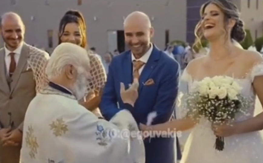 Το ζευγάρι που έγινε viral για τον γάμο του στην Κρήτη – Ο παπάς μπέρδεψε τη νύφη με την κουμπάρα την ώρα του μυστηρίου