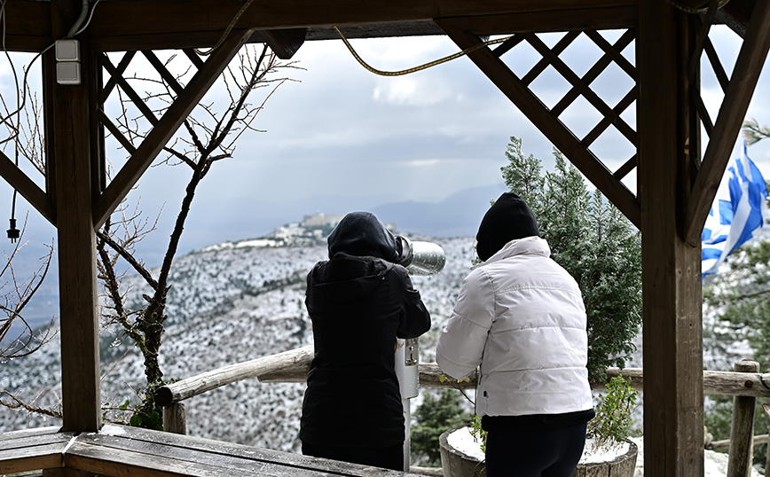 Στα «λευκά» ντύθηκε η Πάρνηθα: Μικροί και μεγάλοι πήγαν για χιονοπόλεμο