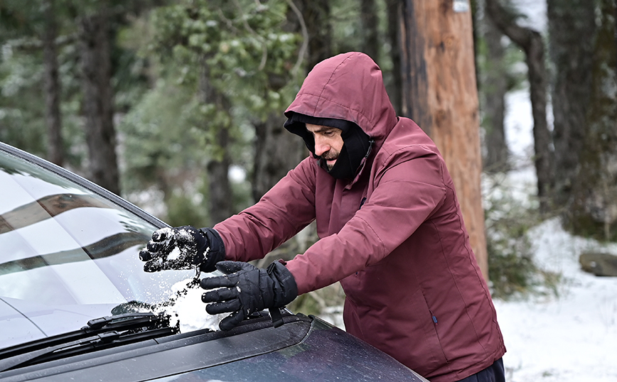 Χιονόπτωση στην Πάρνηθα Χιονόπτωση στην Πάρνηθα