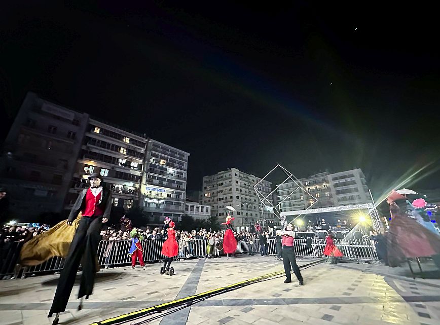Στην κατάμεστη πλατεία Γεωργίου πραγματοπoιήθηκε η τελετή έναρξης του Πατρινού Καρναβαλιού για το 2024