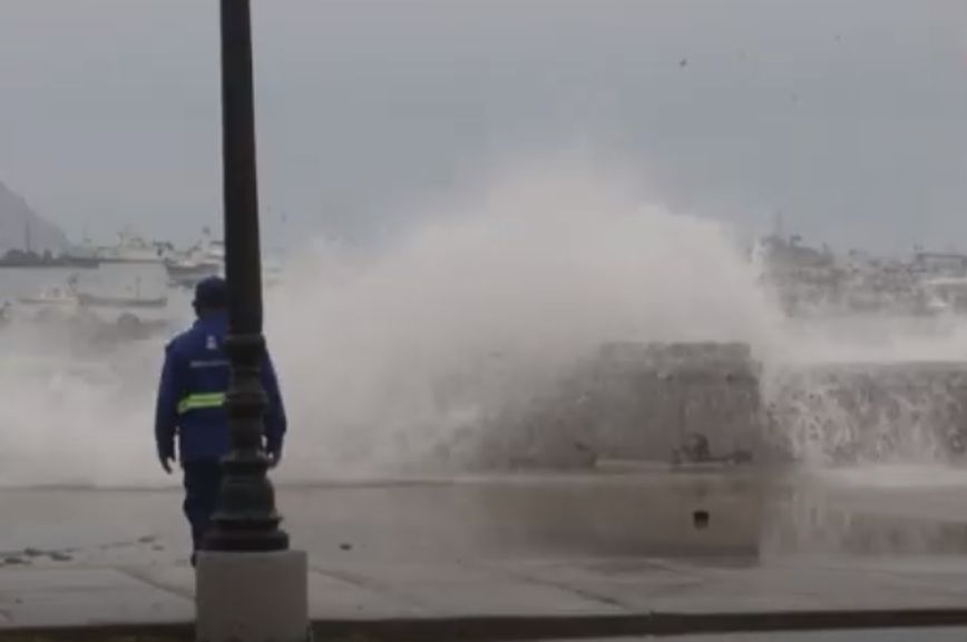 Μετά τα ακραία κύματα στην Καλιφόρνια, ασυνήθιστα ψηλά κύματα έκλεισαν δεκάδες λιμάνια στο Περού