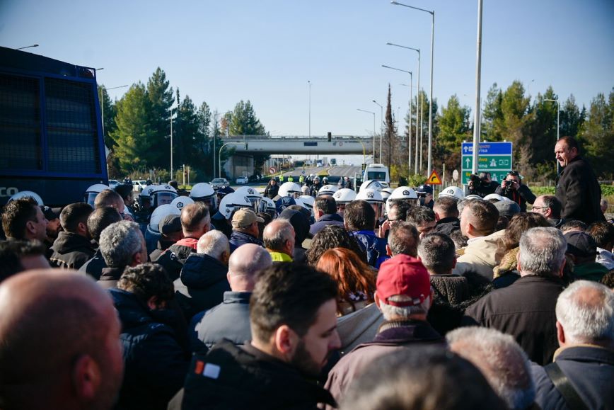 Ένταση στο μπλόκο των αγροτών στον κόμβο του Πλατύκαμπου – Χημικά στην Καρδίτσα