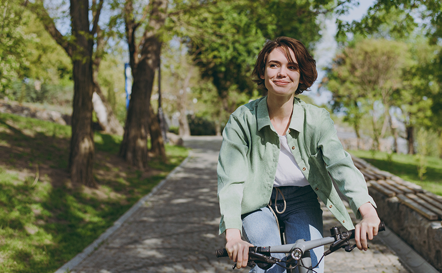 Γυναίκα κάνει ποδήλατο Γυναίκα κάνει ποδήλατο
