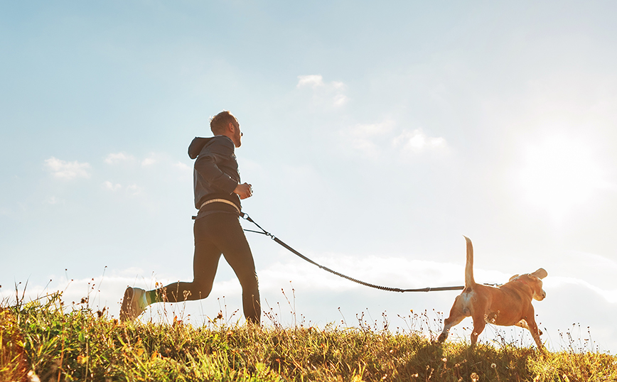 Άντρας κάνει τζόγκινγκ με τον σκύλο του Άντρας κάνει τζόγκινγκ με τον σκύλο του