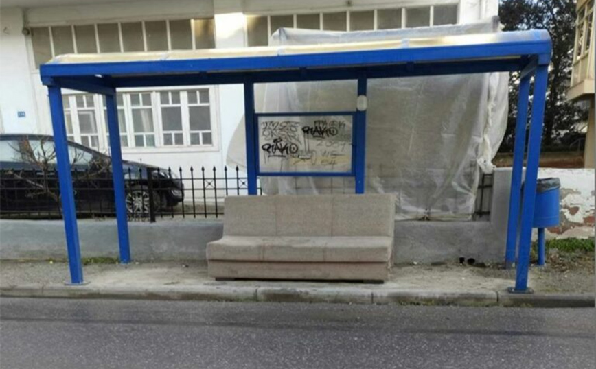 Απίστευτο περιστατικό στη Θεσσαλονίκη – «Στόλισε» στάση του ΟΑΣΘ με έναν καναπέ