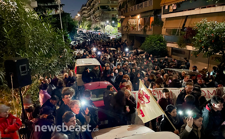 Νέα μεγάλη συγκέντρωση έξω από το σπίτι της Ιωάννας Κολοβού στου Ζωγράφου – Αφέθηκε ελεύθερη μετά τη δίωξή της