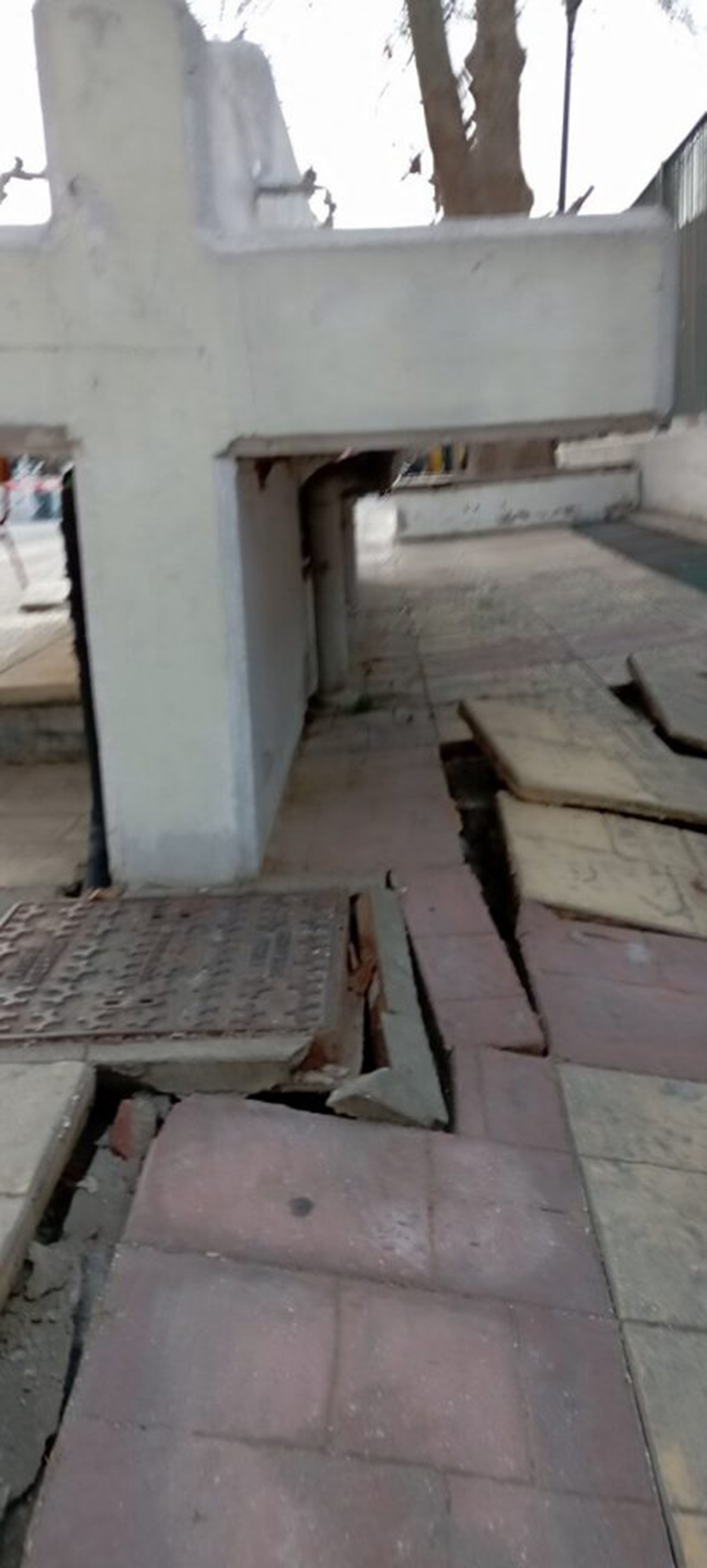 Θεσσαλονίκη: «Άνοιξε η γη» σε προαύλιο σχολείου στα Πεύκα – Από θαύμα δεν τραυματίστηκε μαθητής