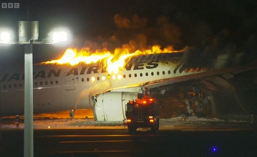 Αεροπλάνο φλέγεται στο αεροδρόμιο του Τόκιο &#8211; Απομακρύνθηκαν οι περίπου 400 επιβαίνοντες σε αυτό