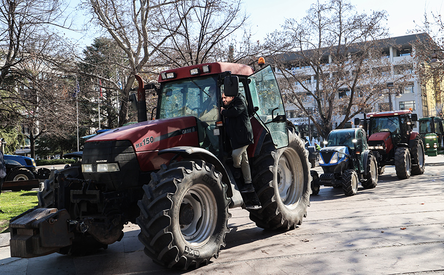 Παραμένουν στο μπλόκο του Ε-65 οι αγρότες της Καρδίτσας και των Φαρσάλων – Αποκλεισμός του τελωνείου των Ευζώνων