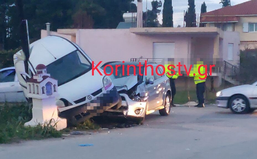 Σφοδρή σύγκρουση δύο οχημάτων στη Κόρινθο – Το ένα καβάλησε το άλλο