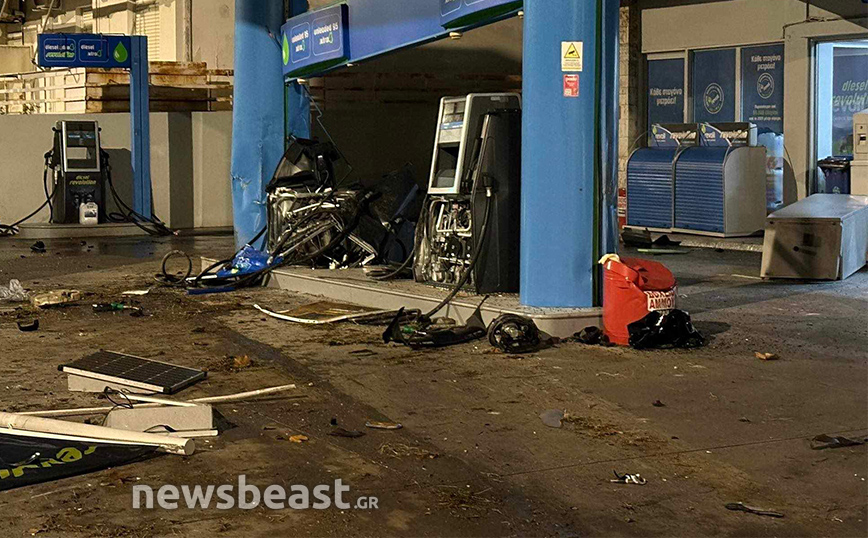 Βομβαρδισμένο τοπίο βενζινάδικο στη Βούλα – «Ισοπεδώθηκε» από πολυτελές τζιπ που κατέληξε επάνω του μετά από τρελή πορεία Βομβαρδισμένο τοπίο βενζινάδικο στη Βούλα – «Ισοπεδώθηκε» από πολυτελές τζιπ που κατέληξε επάνω του μετά από τρελή πορεία