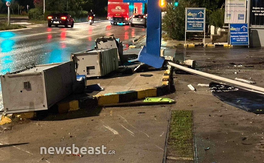 Βομβαρδισμένο τοπίο βενζινάδικο στη Βούλα – «Ισοπεδώθηκε» από πολυτελές τζιπ που κατέληξε επάνω του μετά από τρελή πορεία Βομβαρδισμένο τοπίο βενζινάδικο στη Βούλα – «Ισοπεδώθηκε» από πολυτελές τζιπ που κατέληξε επάνω του μετά από τρελή πορεία