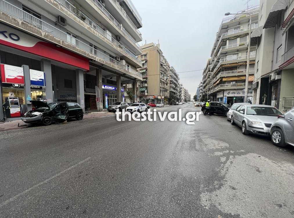 Δύο τραυματίες από τρελή πορεία αυτοκινήτου στη Θεσσαλονίκη – Έπεσε πάνω σε έξι σταθμευμένα οχήματα