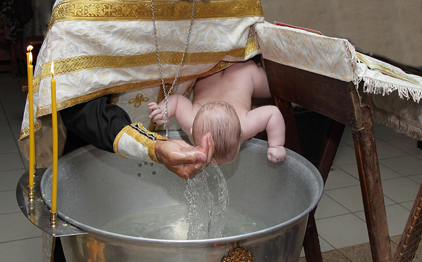 Βάφτιση παιδιών ομόφυλων: Το ζήτημα που άφησε αναπάντητο η Ιερά Σύνοδος &#8211; Διχογνωμία μεταξύ των Μητροπολιτών