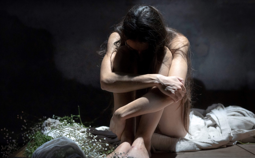 Η παράσταση – γροθιά στο στομάχι που πρέπει να δείτε πριν κατέβει