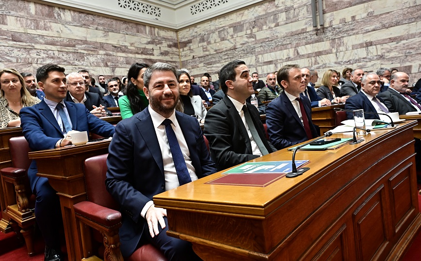 Ομόφυλα ζευγάρια: Ενστάσεις και επιφυλάξεις βουλευτών του ΠΑΣΟΚ για το νομοσχέδιο – Ανοιχτό το ενδεχόμενο της αποχής τους