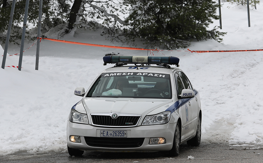 Χειμωνιάτικο σκηνικό στη Θεσσαλονίκη: Διακοπή κυκλοφορίας στην επαρχιακή οδό Χορτιάτη-Αγίου Βασιλείου, λόγω χιονόπτωσης