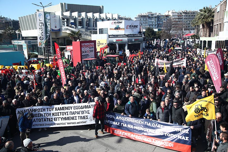 Δυναμικό μήνυμα από τους αγρότες στο συλλαλητήριο στη ΔΕΘ &#8211; «Διεκδικούμε την επιβίωσή μας»