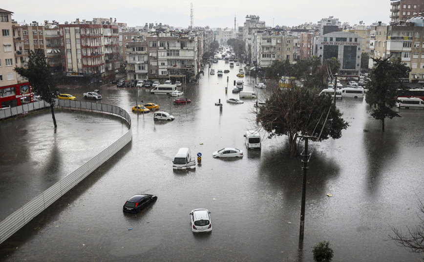 Κατακλυσμός στην Αττάλεια από την κακοκαιρία: Ποτάμια οι δρόμοι, ένας νεκρός από τις πλημμύρες