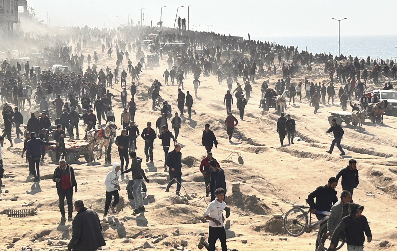 Συγκλονιστικές εικόνες στη Γάζα: Χιλιάδες συρρέουν στις ακτές για να πιάσουν ανθρωπιστική βοήθεια που έπεσε στη θάλασσα