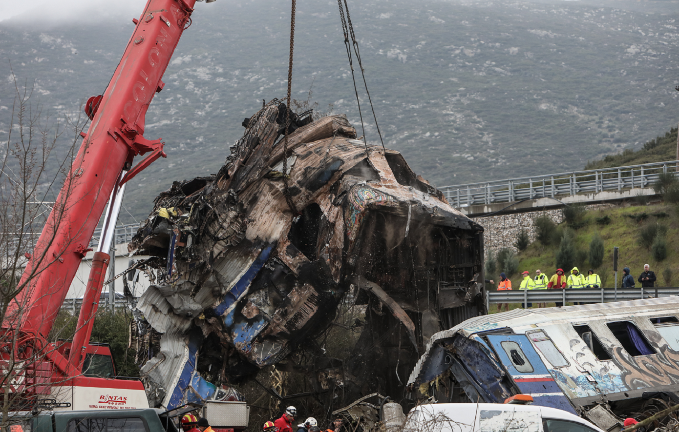 Τέμπη: Κατηγορητήριο για ανθρωποκτονία κατά συρροή από ενδεχόμενο δόλο, ζητάει η οικογένεια της Βασιλικής Χλωρού