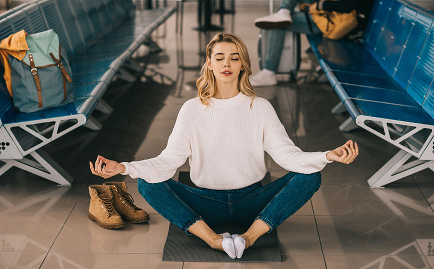 Γυναίκα κάνει διαλογισμό στο αεροδρόμιο Γυναίκα κάνει διαλογισμό στο αεροδρόμιο