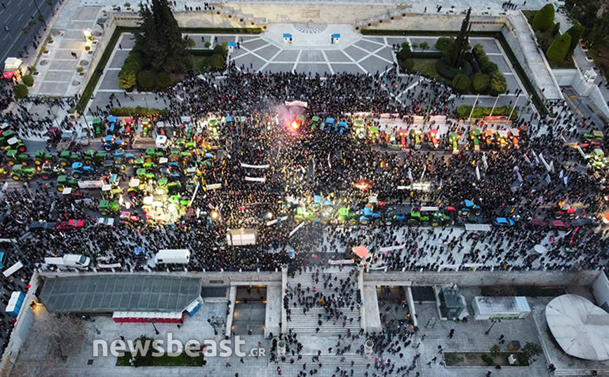 «Χωρίς εμάς, τι θα φας;»: Εντυπωσιακές εικόνες με τα τρακτέρ έξω από τη Βουλή στο συλλαλητήριο των αγροτών