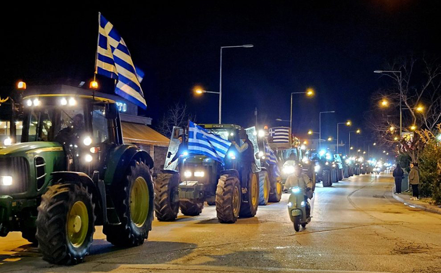 Οι αγρότες μπήκαν με τα τρακτέρ στα Τρίκαλα – Μεγαλειώδης «παρέλαση» στο κέντρο της πόλης