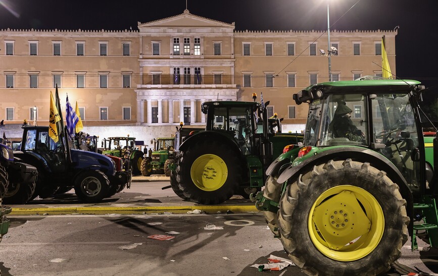 Πλημμύρισε με 10.000 αγρότες το κέντρο της Αθήνας &#8211; Στο Σύνταγμα διανυκτέρευσαν πάνω από 160 τρακτέρ