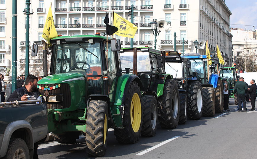 Τα πρώτα τρακτέρ έφτασαν στο κέντρο της Αθήνας