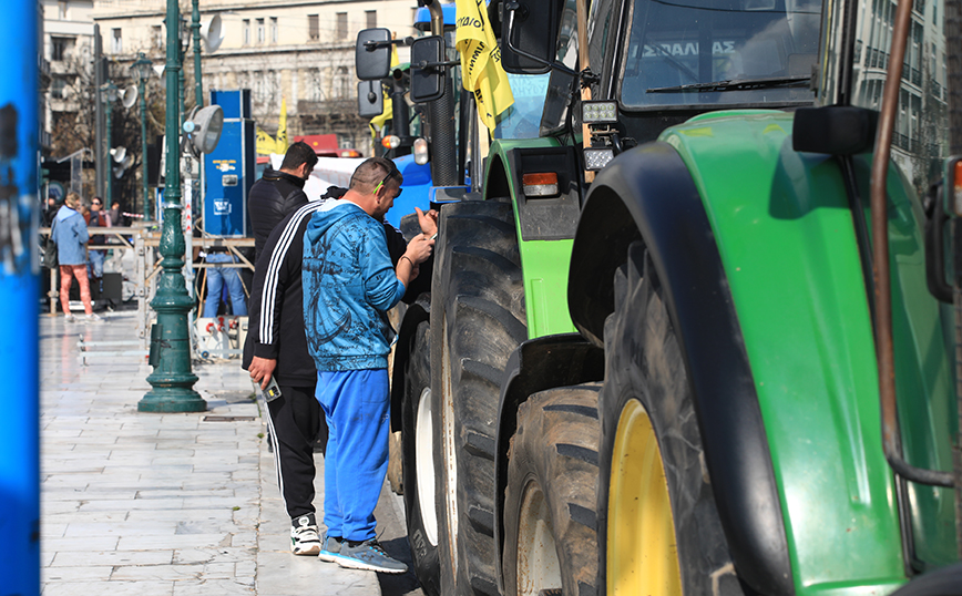 Τα πρώτα τρακτέρ έφτασαν στο κέντρο της Αθήνας