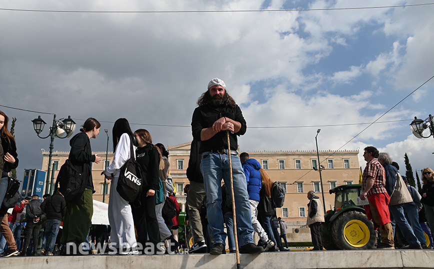 Ο κτηνοτρόφος με τη γκλίτσα στο αγροτικό συλλαλητήριο μπροστά από τη Βουλή