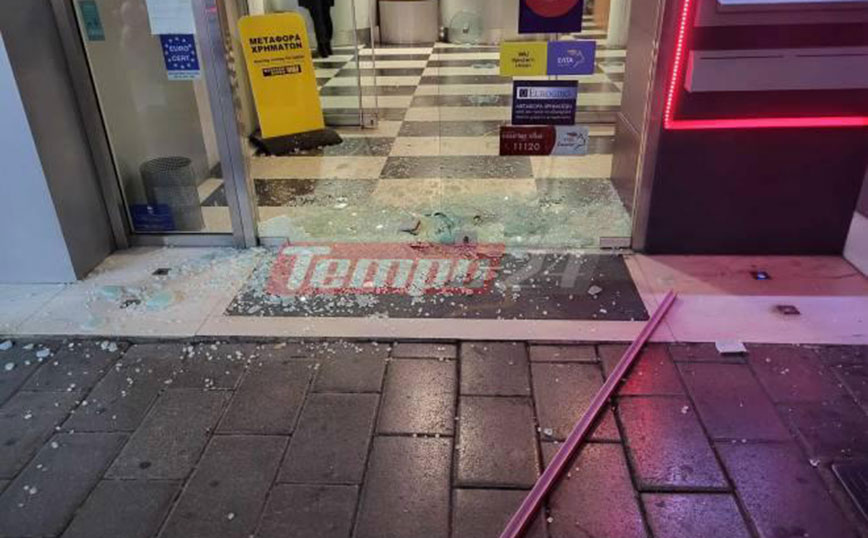 Πάτρα: Αντιεξουσιαστές τα έκαναν «γυαλιά καρφιά» σε κατάστημα ΕΛΤΑ – Μέσα υπήρχαν εργαζόμενοι και πελάτες