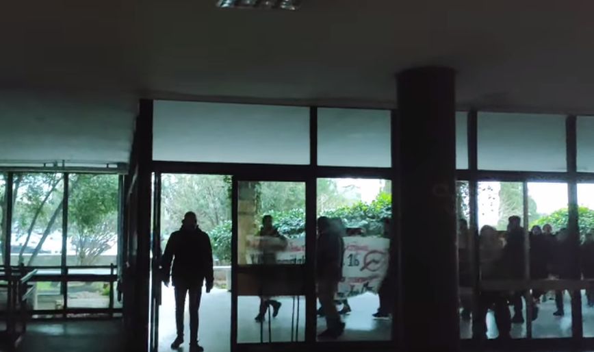 Υπό κατάληψη και πάλι η Νομική του ΑΠΘ μετά την επέμβαση της ΕΛΑΣ – Βίντεο με τη στιγμή της ανακατάληψης