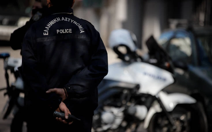 Πιστόλι και 30 κρότου λάμψης στο σπίτι του αστυνομικού που ταμπουρώθηκε στο σπίτι του στην Ελευσίνα