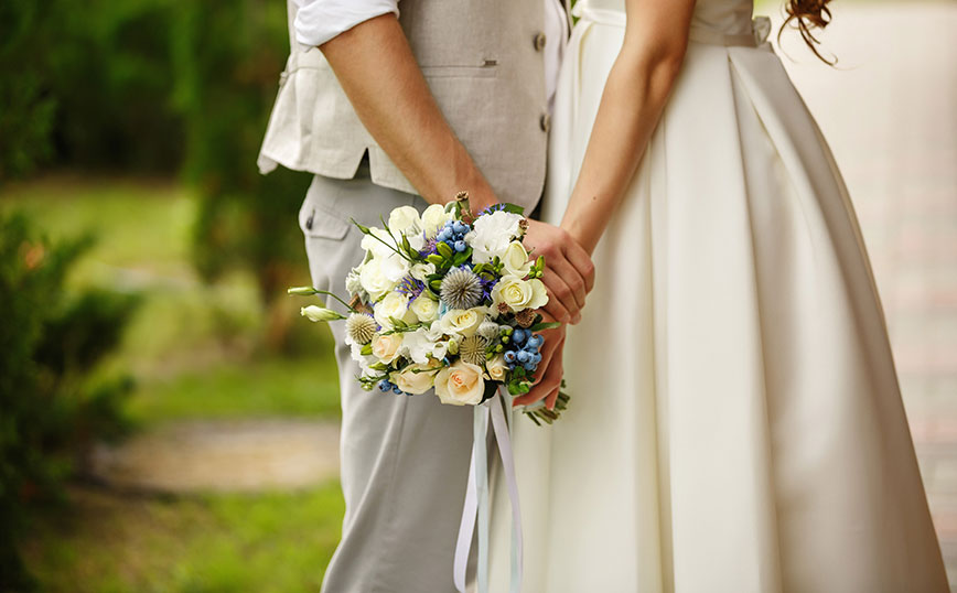 Νύφη και γαμπρός κρατάνε χέρια Νύφη και γαμπρός κρατάνε χέρια