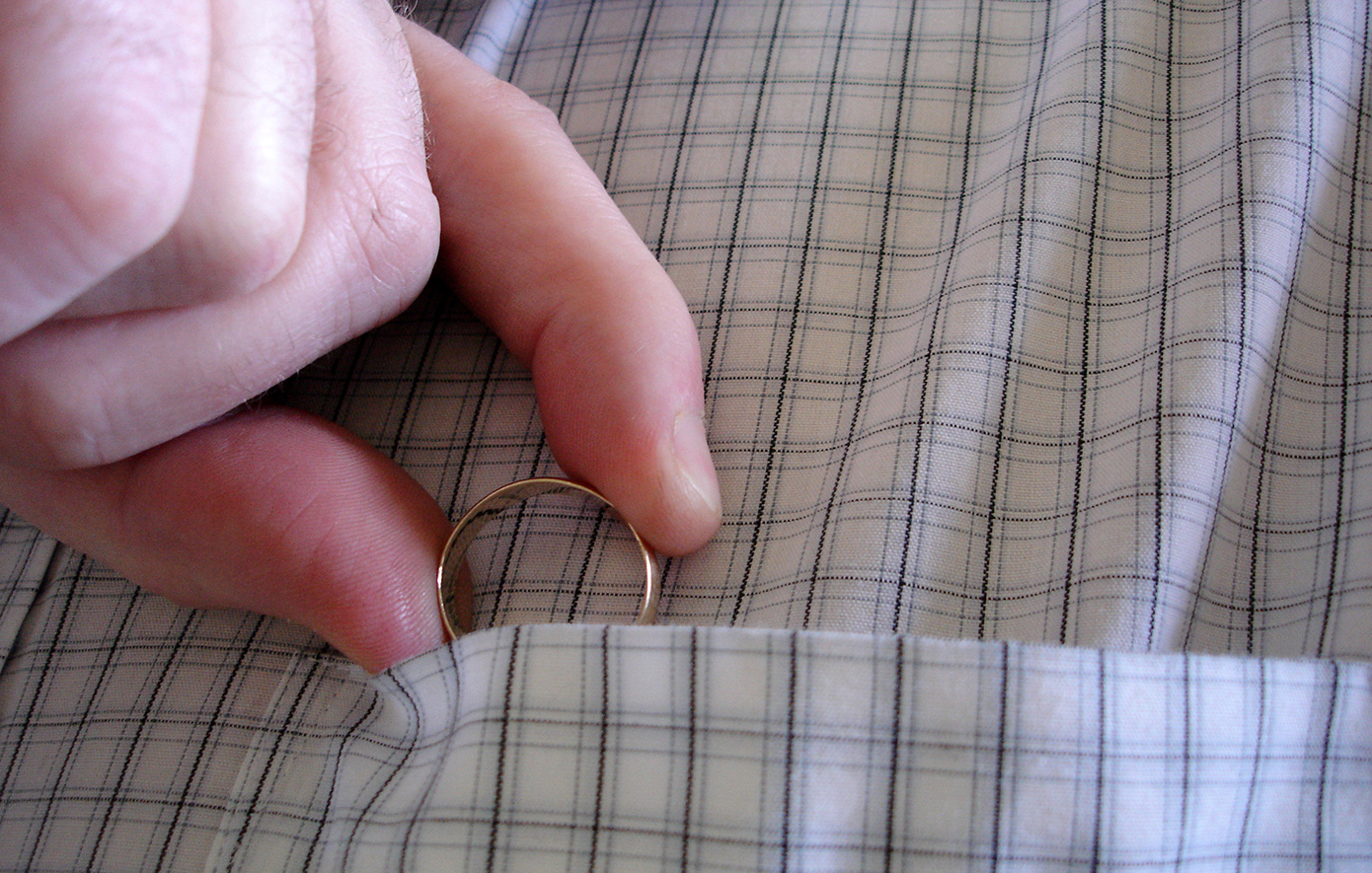 Άντρας βάζει την βέρα του σε τσέπη