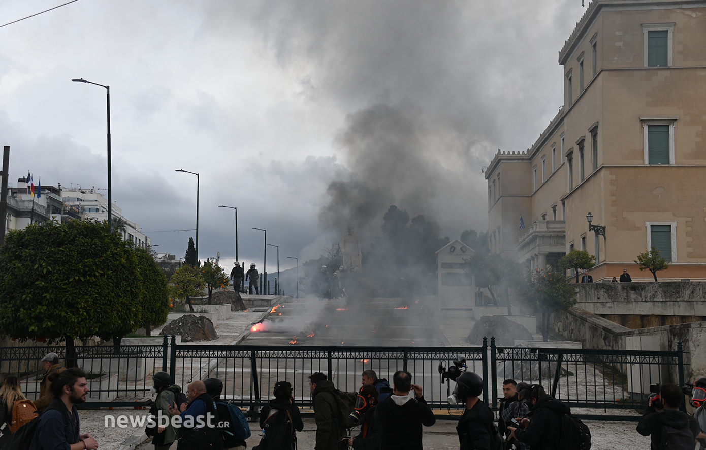 Επεισόδια και μολότοφ μπροστά από τη Βουλή, ένταση και κοντά στην Ομόνοια &#8211; Βίντεο και φωτογραφίες