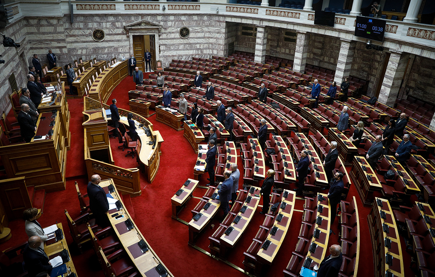Ενός λεπτού σιγή στη Βουλή για τα θύματα των Τεμπών