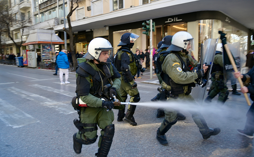 Επεισόδια έξω από το ΑΠΘ με φοιτητές και αστυνομία Επεισόδια έξω από το ΑΠΘ με φοιτητές και αστυνομία