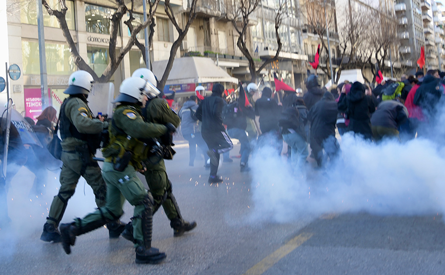 Επεισόδια έξω από το ΑΠΘ με φοιτητές και αστυνομία Επεισόδια έξω από το ΑΠΘ με φοιτητές και αστυνομία