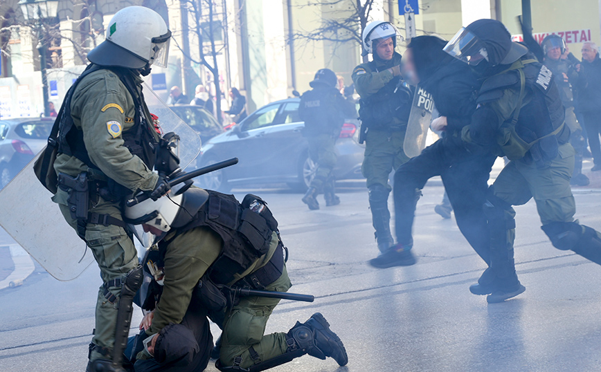 Επεισόδια έξω από το ΑΠΘ με φοιτητές και αστυνομία Επεισόδια έξω από το ΑΠΘ με φοιτητές και αστυνομία