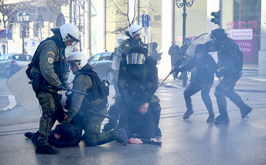 Επεισόδια έξω από το ΑΠΘ με φοιτητές και αστυνομία Επεισόδια έξω από το ΑΠΘ με φοιτητές και αστυνομία