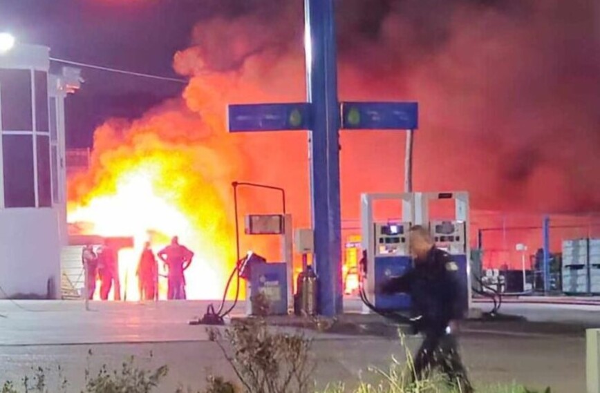 Φωτιά σε φορτηγά δίπλα σε πρατήριο υγρών καυσίμων στη Μάνδρα &#8211; Συναγερμός στην Πυροσβεστική